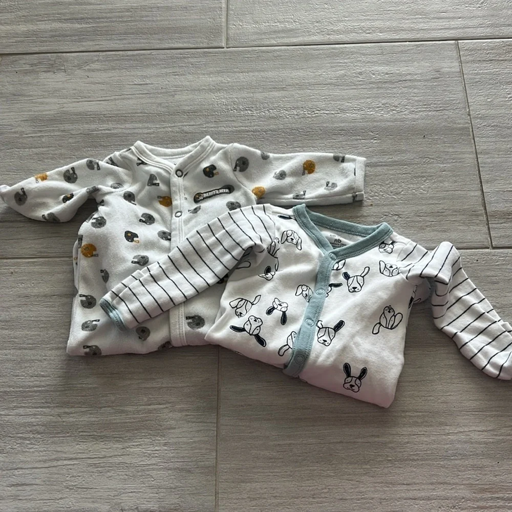 Carter’s Newborn 0M white pajamas babies football & puppies snap closure